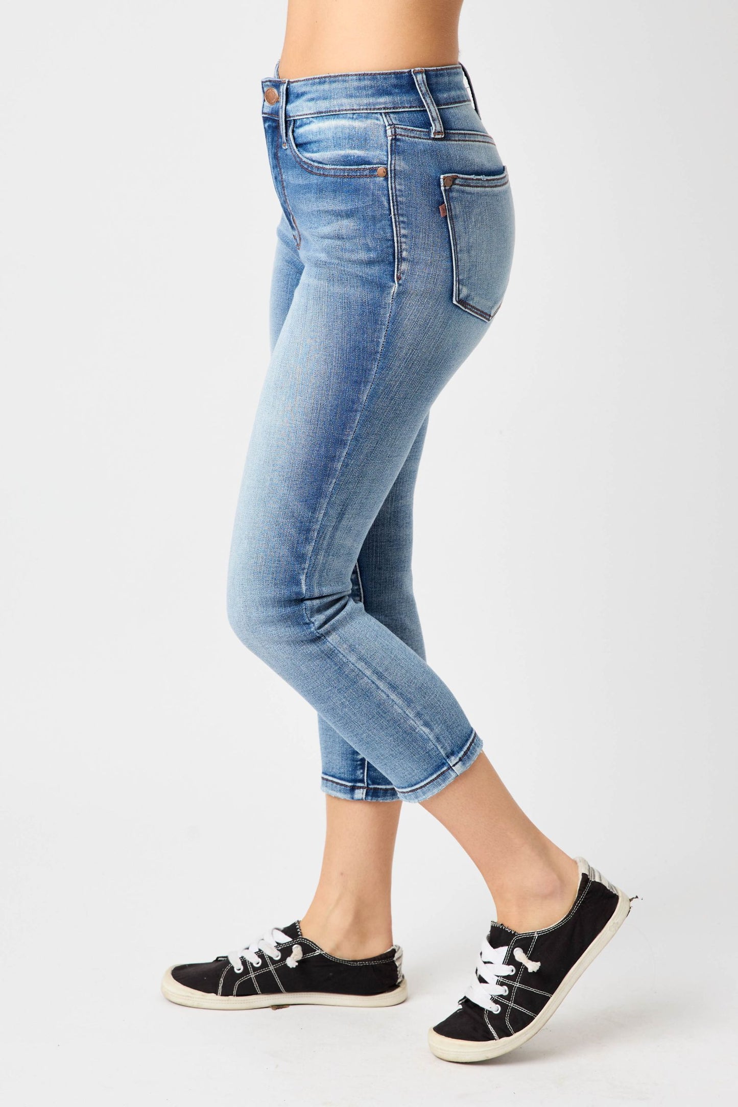 Judy Blue Mid Rise Contrast Wash Capri